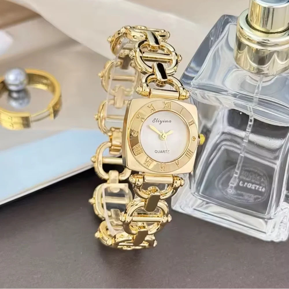 Chic Gold Square-Face Bracelet Watch – Luxury Women’s Timepiece